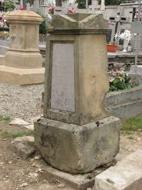 Remont zabytkowych nagrobków na cmentarzu komunalnym w Dukli.
