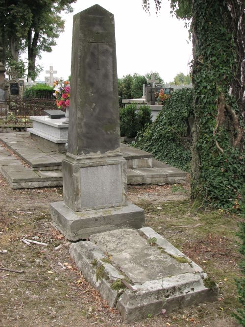 Remont zabytkowych nagrobków na cmentarzu komunalnym w Dukli.